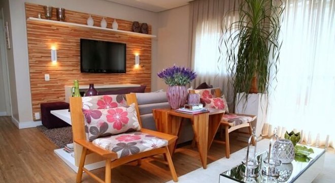 Sala de estar com cadeira de madeira estofada florida