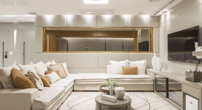 Sala de estar com cores neutras