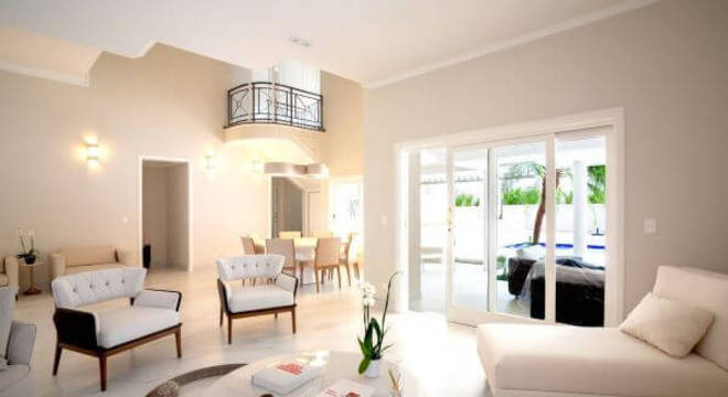 Sala de estar com cores neutras