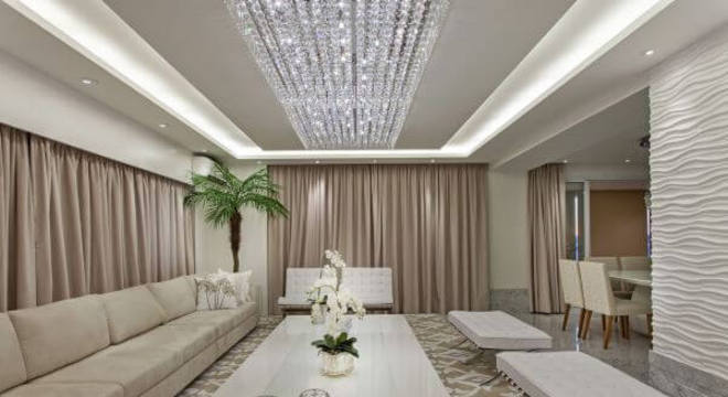 Sala de estar com cores neutras