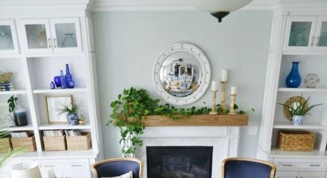 Sala de estar com decoração bege e classic blue