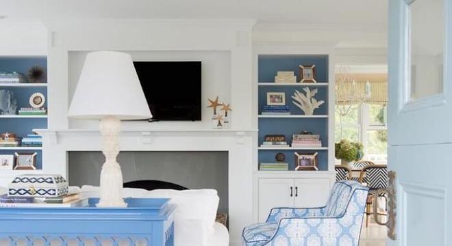 Sala de estar com decoração delicada e tapete sisal