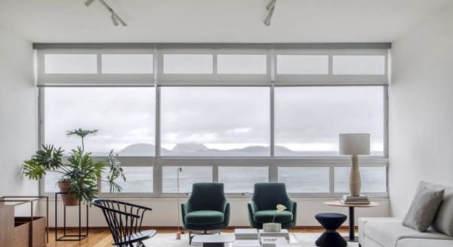 Sala de estar com janela de vidro ampla