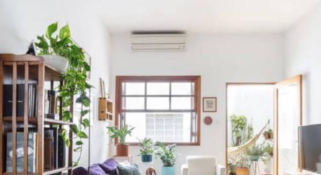 Sala de estar com janela guilhotina