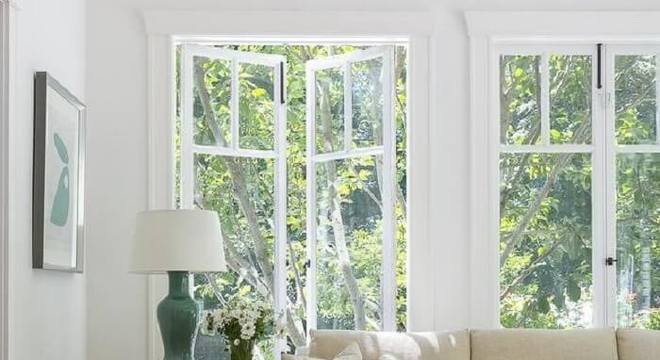 Sala de estar com janelas amplas e tapete sisal