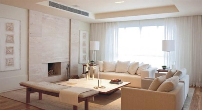 Sala de estar com lareira e piso laminado