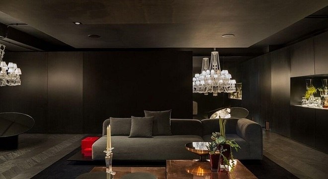 Sala de estar com lustre de cristal e Chaise