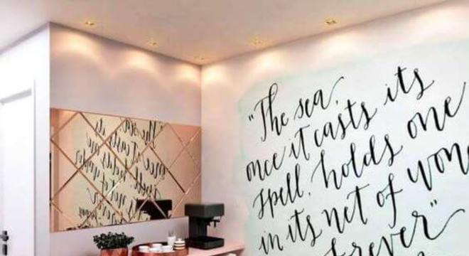 Sala de estar com mini geladeira retrô branca