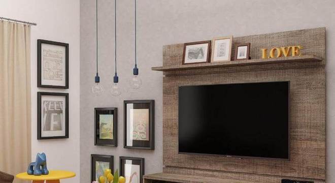 sala de estar com painel de tv e rack suspenso 