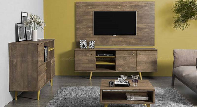 sala de estar com parede amarela