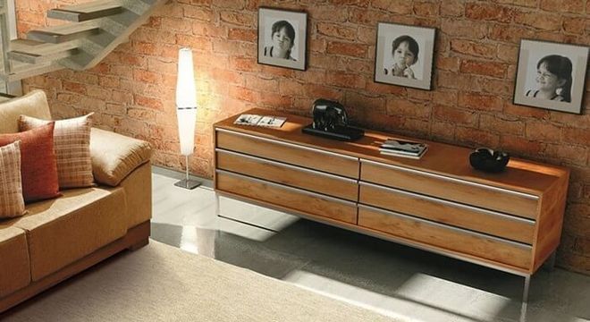 Sala de estar com parede de tijolinhos e tapete sisal