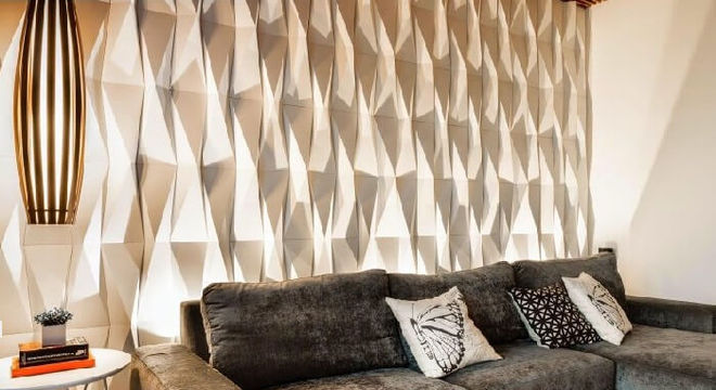 Sala de estar com parede revestida com placa de gesso 3D origami