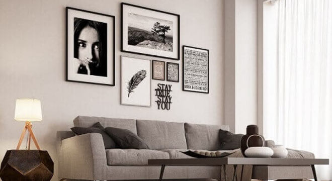 Sala de estar com piso laminado e sofá cinza 3 lugares