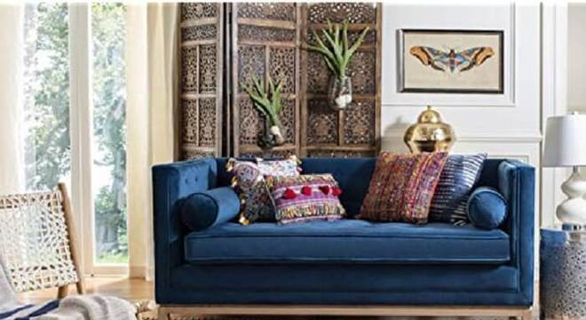 Sala de estar com sofá azul e tapete sisal