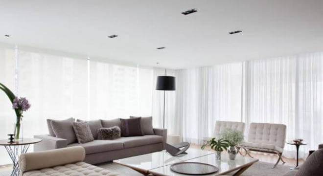 Sala de estar com sofá de cores neutras