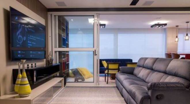 Sala de estar com sofá retrátil e reclinável