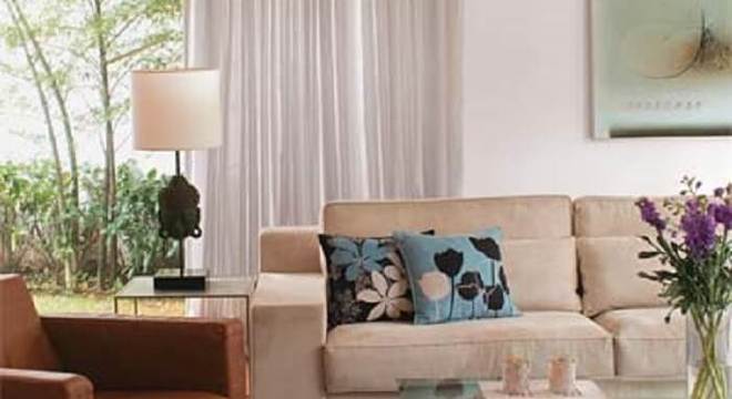 Sala de estar com tapete sisal colorido com nuances de tons de azul, branco, preto e bege