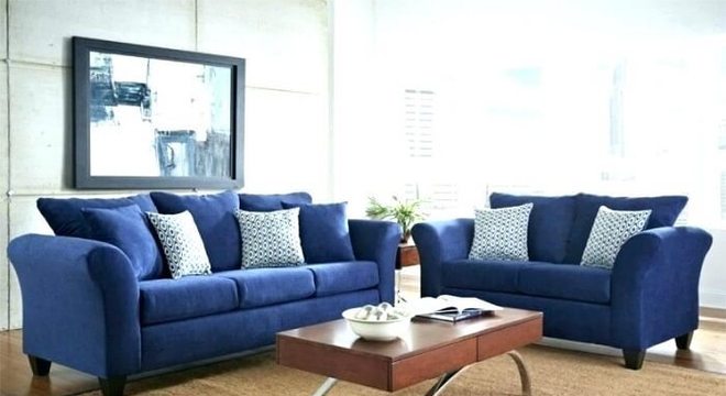 Sala de estar com tapete sisal e borda em tom de azul