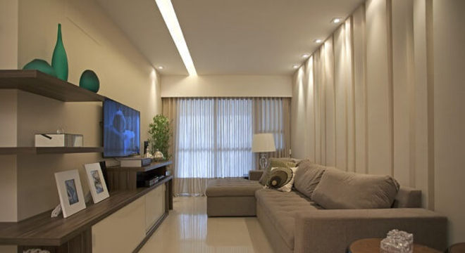 Sala de estar compacta com sanca de gesso e Spot quadrado ilumina a parede do sofá