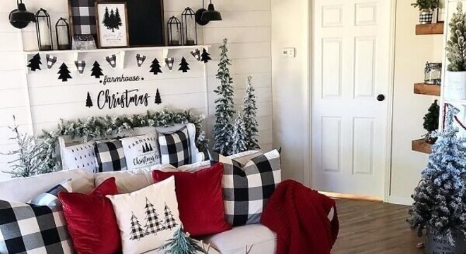 Sala de estar decorada com diversos elementos natalinos incluindo almofadas de Natal com diferentes estampas