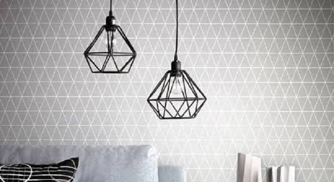 Sala de estar decorada com pendente aramado preto