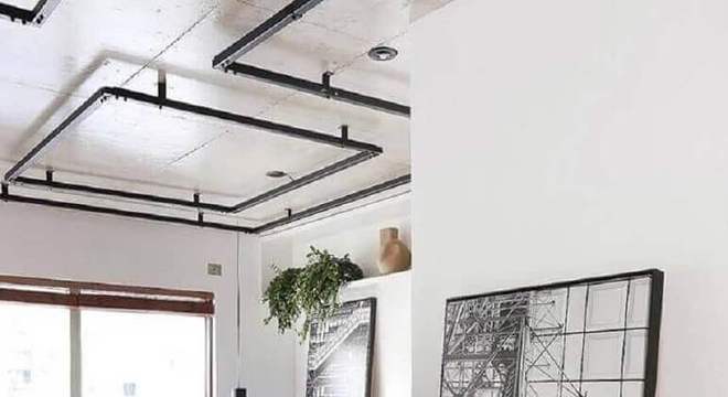 sala de estar decorada com quadro preto e branco grande apoiado na parede 
