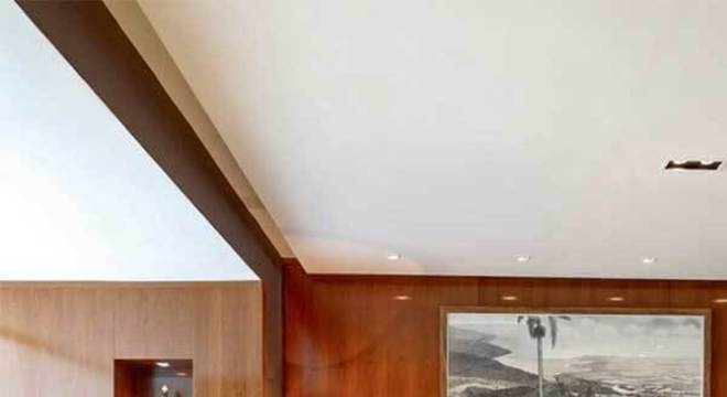 Sala de estar e jantar aconchegante com piso laminado