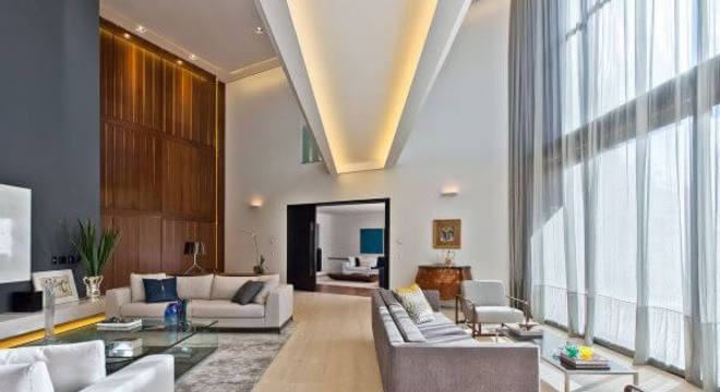 Sala de estar moderna com janela de vidro