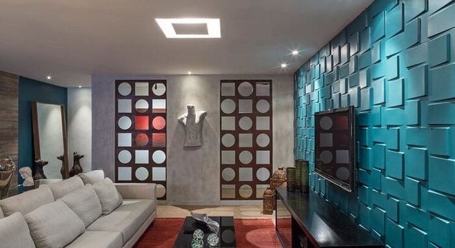 Sala de estar ousada com parede revestida com placa de gesso 3D em tom de azul