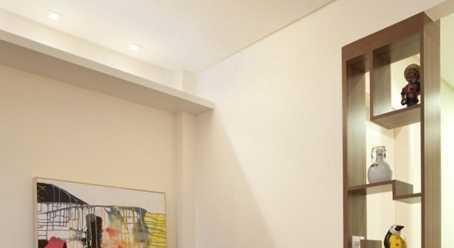 Sala de estar pequena com piso laminado claro