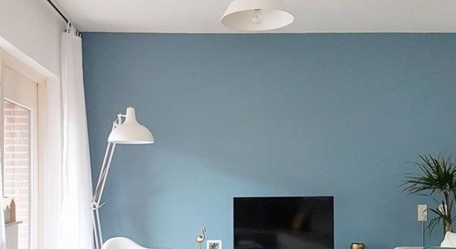 Sala de estar serena com parede azul