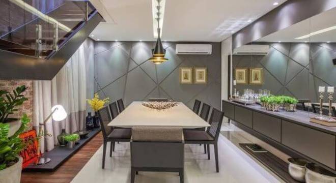 Sala de jantar ampla com cores neutras