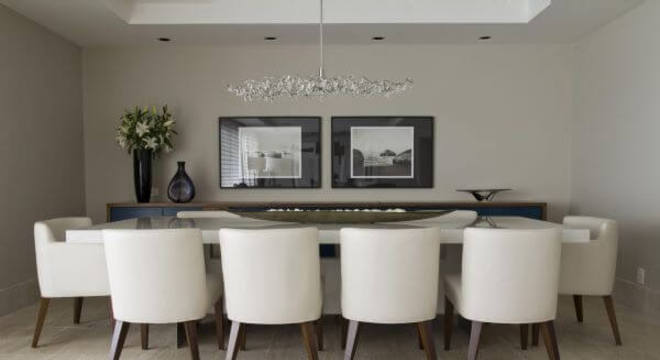 Sala de jantar com cores neutras
