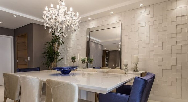 Sala de jantar com espelho grande e parede revestida com placa de gesso 3D