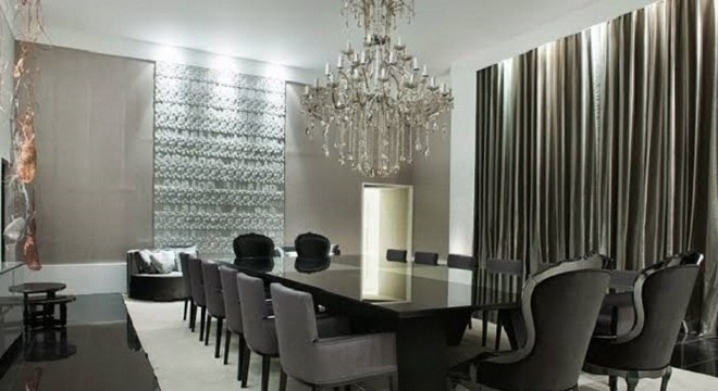 Sala de jantar com lustre de cristal e espelho