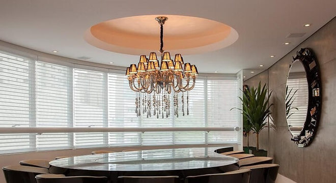 Sala de jantar com lustre e espelho