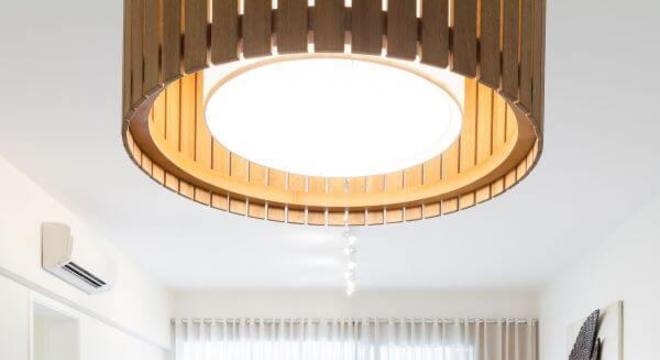 Sala de jantar com mesa de jantar de vidro 