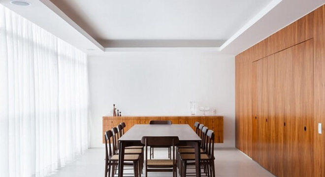 Sala de jantar com mesa e cadeira de madeira