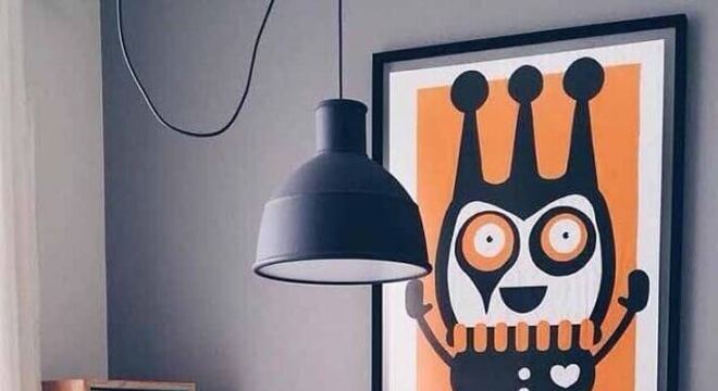 sala de jantar com mesa redonda de vidro com base de tonel decorativo 