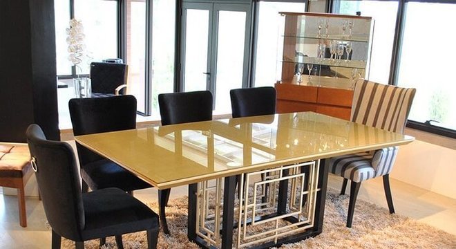 Sala de jantar com mesa retangular com tampo amarelo