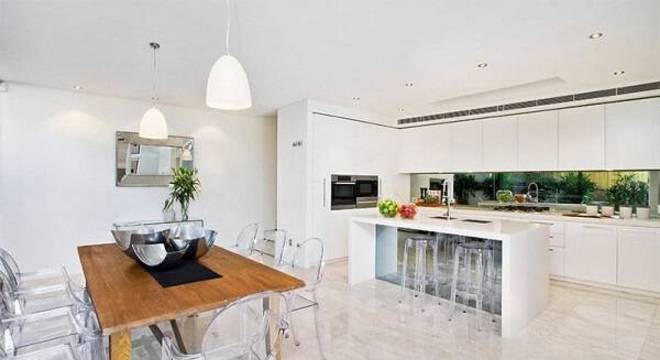 Sala de jantar com mesa retangular de madeira e cadeira medalhão