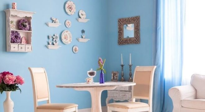 Sala de jantar com parede azul clara