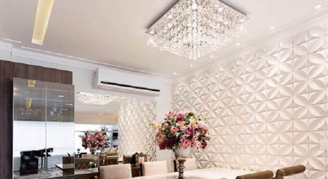 Sala de jantar com parede revestida com placa de gesso 3D
