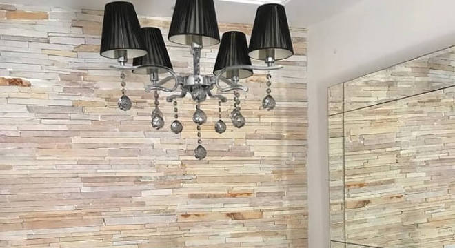 Sala de jantar com parede revestida em pedra São Tomé