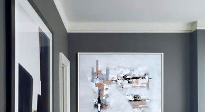 sala de jantar com quadros decorativos grandes