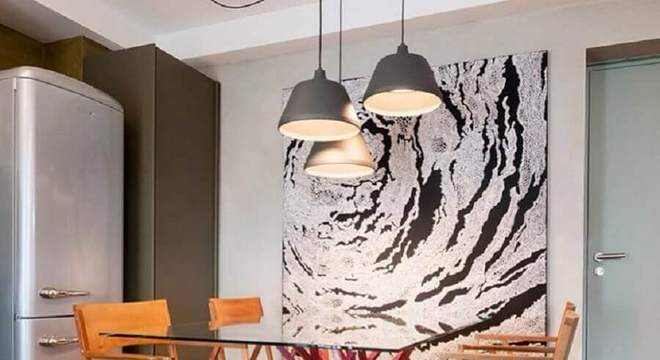 sala de jantar com tapete de couro bege e mesa moderna 