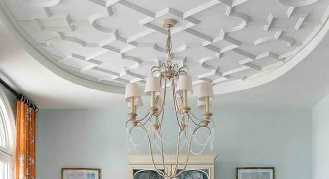 Sala de jantar com teto feito com placa de gesso 3D