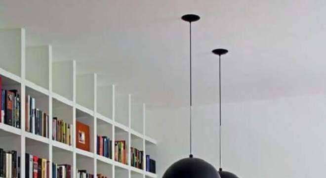 sala de jantar decorada com estante para livros vazada