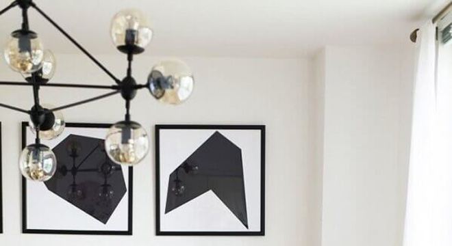 sala de jantar decorada com quadro branco e preto