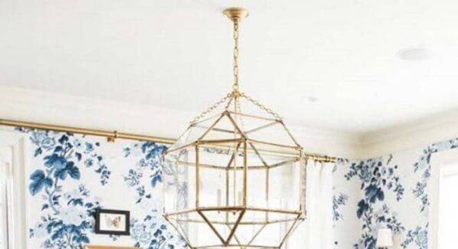 Sala de jantar deslumbrante com papel de parede floral